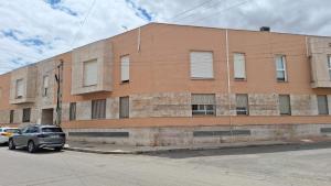 a car parked in front of a brick building at Apartamento Poblete in Poblete