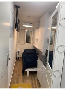 een kleine slaapkamer met een bed in een kleine kamer bij Casa Duque in Madrid