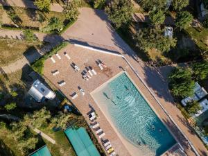 einen Blick über einen Pool mit parkenden Autos in der Unterkunft Feriendorf Oasi Mobilehome Tahiti für 4 Personen in Sottomarina