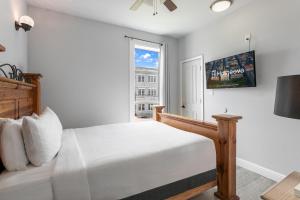 a bedroom with a bed and a window at Baronne Street Spacious and Fully Furnished Condo in New Orleans