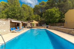 Swimmingpoolen hos eller tæt på Villa les Vallons