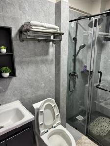 Phòng tắm tại Comfort Cove - One bedroom Apartment in Kilimani, Nairobi