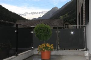 Vista generica sulle montagne o vista sulle montagne dall'interno dell'appartamento