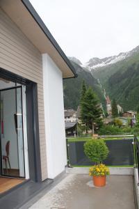 Vista generica sulle montagne o vista sulle montagne dall'interno dell'appartamento