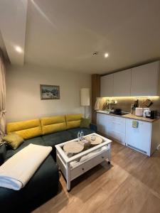 un soggiorno con un divano e un tavolo di Chamkoria Forest View & Spa Apartment a Borovets