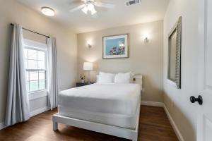 ニューオーリンズにあるFully-furnished 4BR Condo Near FQのベッドと窓のある白い寝室
