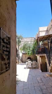 un patio con tavoli e sedie e un edificio di Fırfırlı Konak a Şanlıurfa