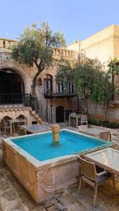 una grande fontana in mezzo a un cortile di Fırfırlı Konak a Şanlıurfa