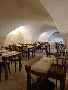 un ristorante con tavoli e sedie in un tunnel di Fırfırlı Konak a Şanlıurfa Altre 26 foto