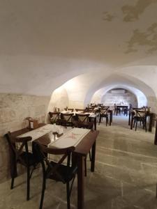 un ristorante con tavoli e sedie in un tunnel di Fırfırlı Konak a Şanlıurfa