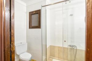 ein Badezimmer mit Toilette und Dusche in der Unterkunft Apart en Paseo Marítimo 2-3 in Llança