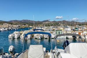 eine Reihe von Booten liegen in einem Yachthafen vor Anker in der Unterkunft Apart en Paseo Marítimo 2-3 in Llança