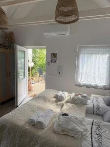 una camera da letto con un letto grande con asciugamani sopra di Small cottage guest house a Pécsvárad