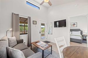 un salon avec un canapé et une table dans l'établissement Verbena Waterfront with Hot Tub, à Tivydale