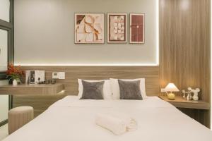 a bedroom with a large white bed in a room at HoanKiemlake-Oldquarter-Elevator in Hanoi
