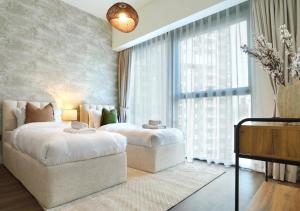 迪拜Chic 2BR in Downtown, 5 Min Walk to Burj Khalifa的一间有两张床和一扇大窗户的卧室 更多40张照片