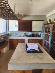 una cucina con un'isola al centro di Casa Leque - Praia da Pipa - Centro a Pipa Altre 52 foto