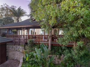 Casa con terraza de madera y árboles en Knysna - Meerkat Manor, en Knysna