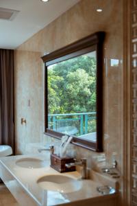 Bilik mandi di Golden Peach Riverside Manor