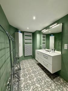 Koupelna v ubytování La Ferme du Pré Toussaint - Spacieux gîte au calme