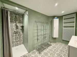 Koupelna v ubytování La Ferme du Pré Toussaint - Spacieux gîte au calme