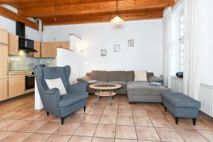 a living room with a couch and chairs and a table at Ferienwohnung Taubenschlag in Werdum