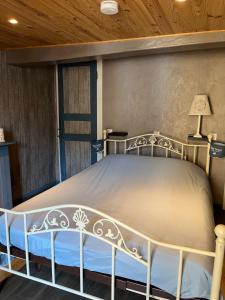 Ένα ή περισσότερα κρεβάτια σε δωμάτιο στο Gîte Pierre et Meuse