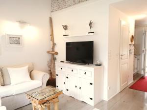 TV a/nebo společenská místnost v ubytování Freibeuter Appartement Nr 27 Scharbeutz + 3 fotografie