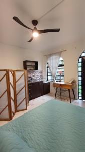 A kitchen or kitchenette at Habitación en la zona centro de Macas con parqueadero privado - La Copa de Oro