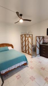 A bed or beds in a room at Habitación en la zona centro de Macas con parqueadero privado - La Copa de Oro