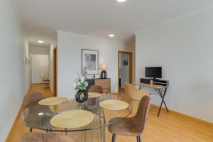 Un comedor con una mesa de cristal y sillas. en Sun Flower, en Caniço 12 fotos más