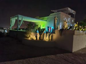 una casa con luci sui lati di notte di Villa Alba Puglia - Experience Authentic Puglian Bliss a Marina di Lizzano Altre 115 foto