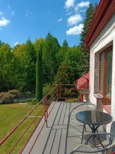 Un patio con una mesa y sillas en una terraza. en Apartmán za lesem, en Červený Kostelec 10 fotos más