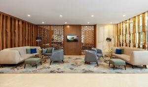 una sala de espera con sofás y sillas en T-Ritz Saigon Hotel & Apartment, en Ho Chi Minh