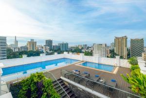 una piscina en la azotea de un edificio en T-Ritz Saigon Hotel & Apartment, en Ho Chi Minh