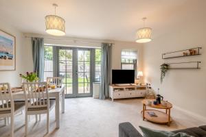 TV a/nebo společenská místnost v ubytování Elice Cottage