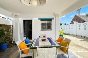 a patio with a table and chairs on a porch at Alojamiento Turístico Nacarum in El Palmar