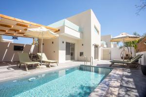 Bazén v ubytování Aura Luxury Villas nebo v jeho okolí