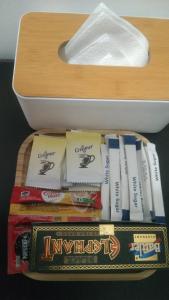 een stapel boeken bovenop een plank bij Lakeshore Resort in Anuradhapura +26 foto's