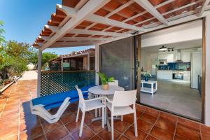 a patio with a table and chairs and a kitchen at Apartamentos Romandie by Saratur in San Bartolomé de Tirajana