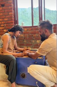 Φωτογραφία από το άλμπουμ του Pennylane Hotel - Aesthetic Mountain View Rooms With Tropical Garden, Netflix, Pottery Studio, Free Airport Pickup for 7 or more nights stay, 2 minute walk to ganga river in tapovan σε Rishīkesh