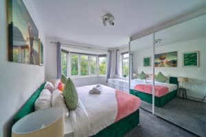 Voodi või voodid majutusasutuse High Wycombe Stays Modern 4 Bed, 2 Bath Home with Garden Sleeps 9 toas