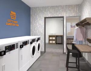 a laundry room with a washing machine and a chair at Home2 Suites By Hilton Lebanon in Lebanon