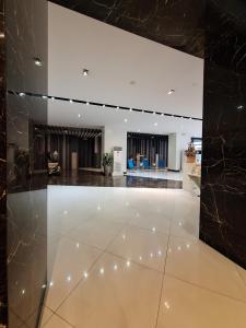 eine Lobby mit weißem Boden und schwarzen Wänden in der Unterkunft Eastwood Legrand3 Studio Type condo in Manila + 10 Fotos