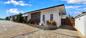 格兰贝伊Dream villa with pool的一栋带车道的白色大房子 更多3张照片