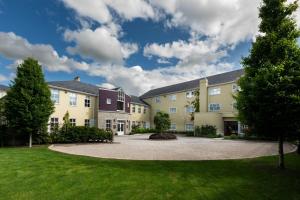 Un gran edificio con una entrada circular. en Seven Oaks Hotel, en Carlow