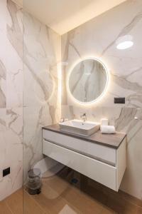 ein Badezimmer mit Waschbecken und Spiegel in der Unterkunft Stella Maris Beach in Razvala