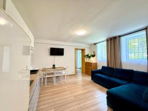 ソポトにあるPrzestronne mieszkanie przy plaży - Kordeckiego 8の青いソファとテーブルのあるリビングルーム
