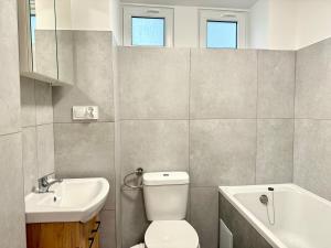 ソポトにあるPrzestronne mieszkanie przy plaży - Kordeckiego 8の白いトイレと洗面台のあるバスルーム