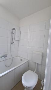 Un baño de 2-room apartment only 14 minutes to Düsseldorf main station